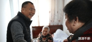 大妈每月4000元退休金,月月倒贴给儿子,晚年却在女儿家养老!