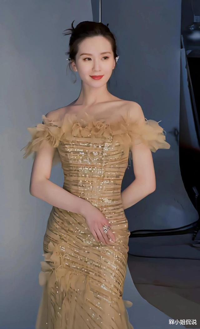 刘诗诗|刘诗诗不愧是85后的气质女王，穿鎏金裙冷艳高贵，一字肩像P过图