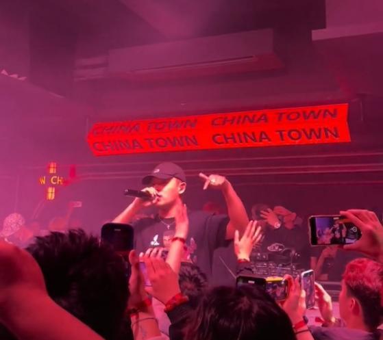 黄旭|黄旭沈阳某酒吧说唱，气氛不错观众也跟着摇摆：这人到底是干啥的