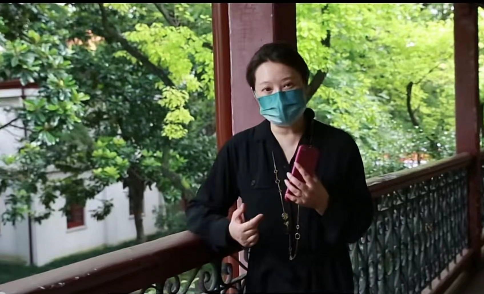 袁立|袁立现身上海弄堂忆童年，愈发富态手部浮肿，和三婚老公至今无子