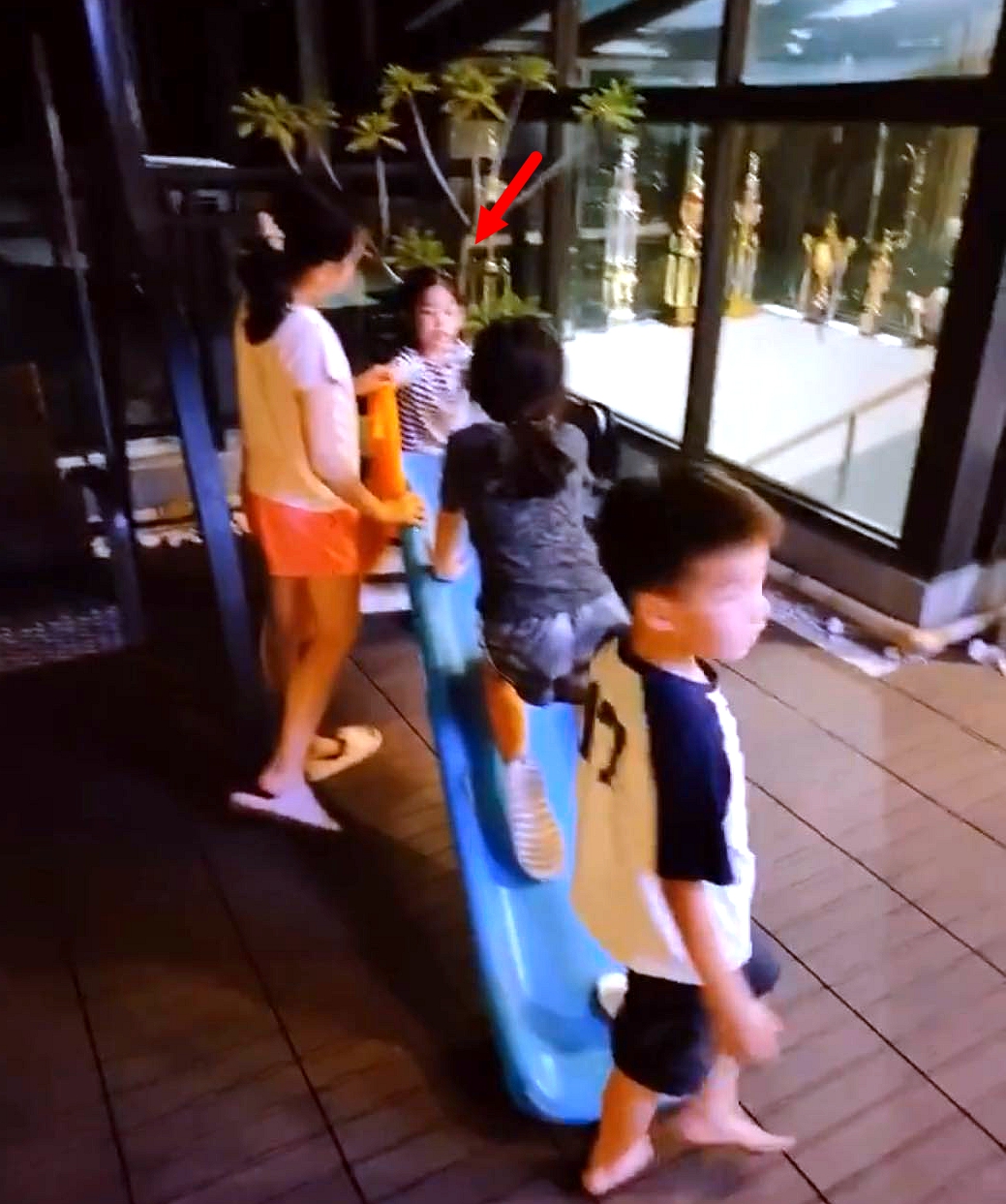 霍建华|偶遇霍建华夫妇带女儿逛街吃饭，网友曝二人恩爱：心如笑得像热恋