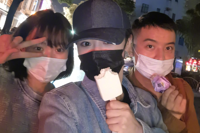杨紫|演员杨紫横店逛夜市，街头吃雪糕接地气，特意蹲下与流浪狗合照
