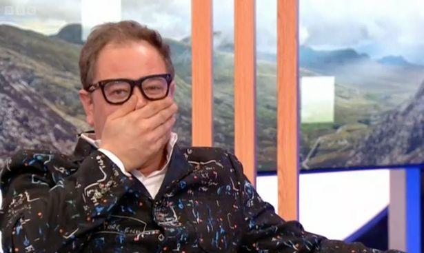 欧豪|25岁卡妹BBC直播中跳舞，衬衫滑落令主持人脸红，是否故意被热议