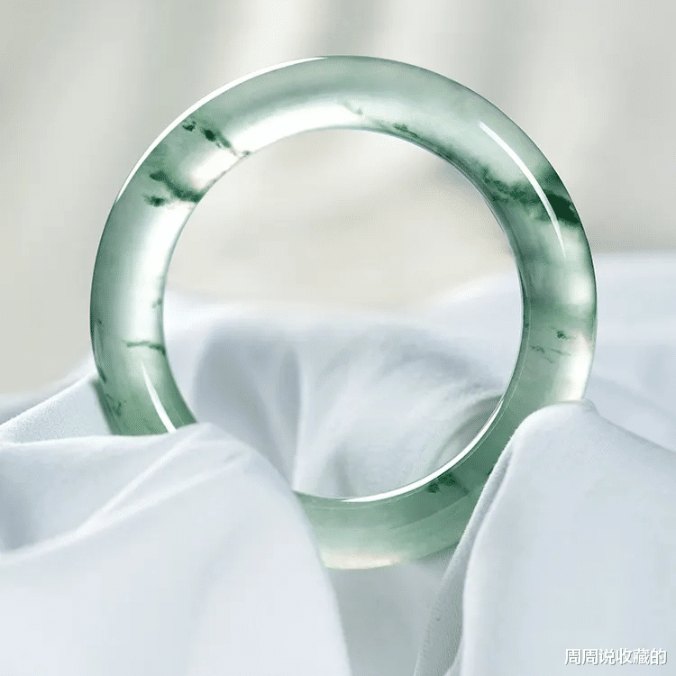 翡翠手镯|你买翡翠手镯是喜欢种好的，还是喜欢颜色鲜艳的？