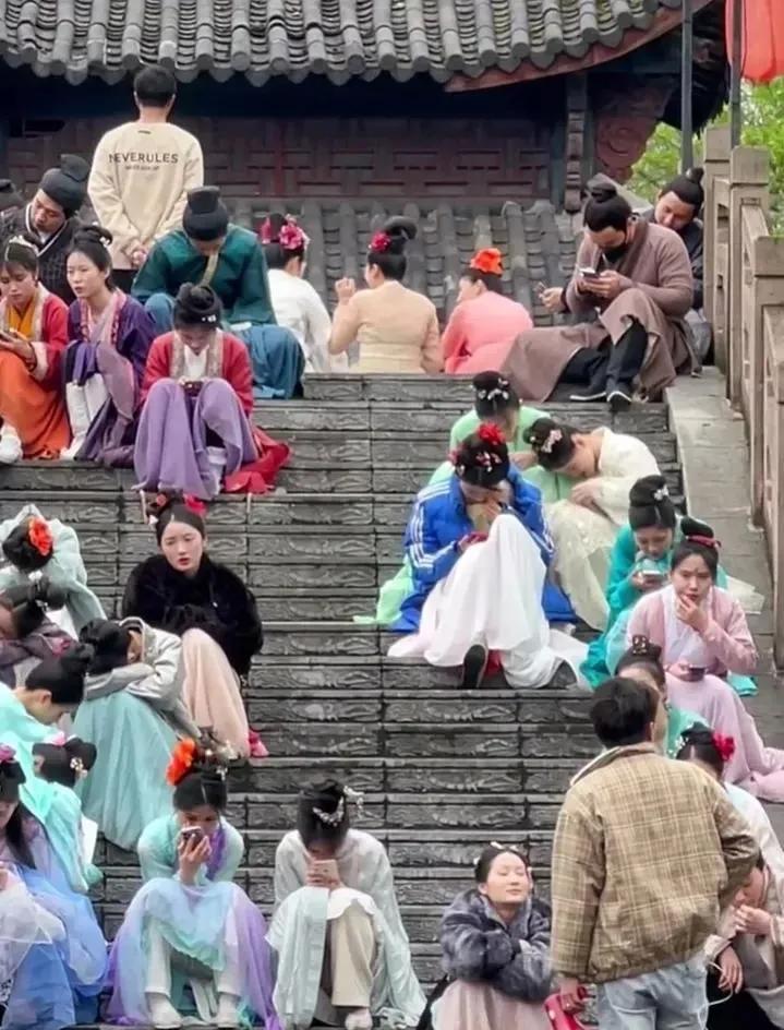 龙套|这群女孩为了演员梦,来到横店跑龙套,一天才300块钱