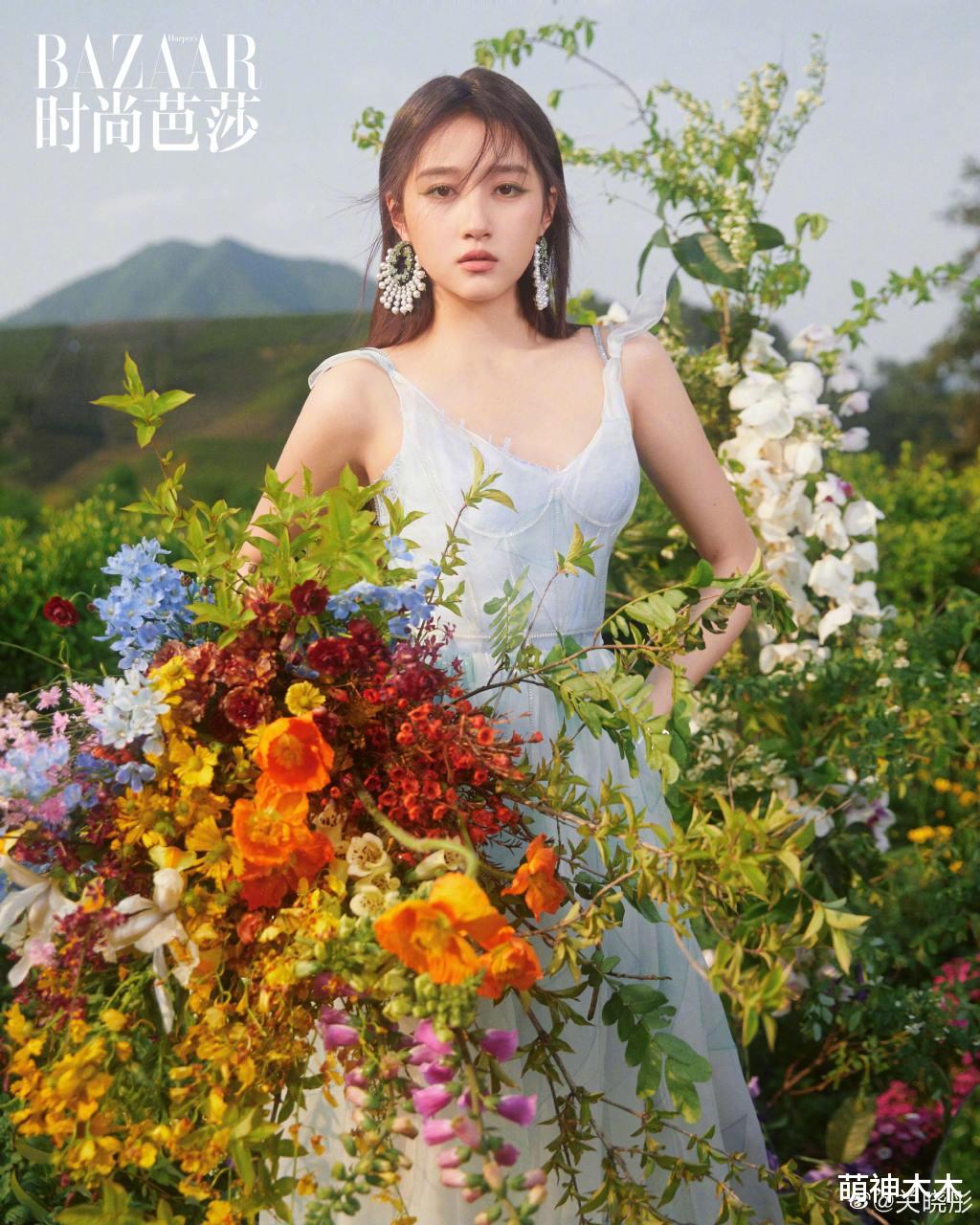 关晓彤|关晓彤时尚照又翻车!绿眼影嘟嘟嘴,为凹出直角肩站姿扭曲