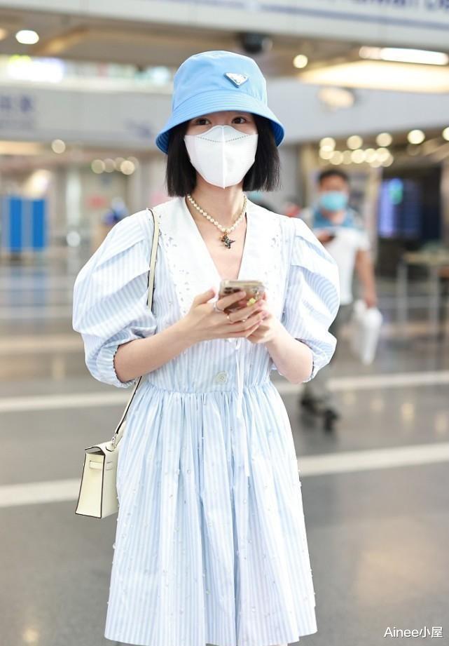 裙装 短发的毛晓彤太甜了，穿娃娃领条纹裙似学生，看着也太乖巧了
