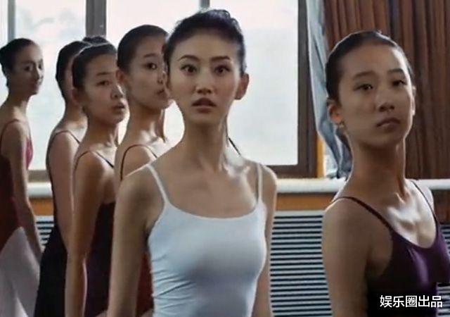 景甜|景甜穿吊带装拍戏，衣着清爽身姿曼妙，皮肤暗黑略显成熟