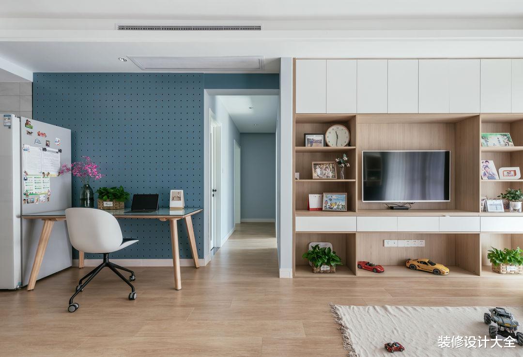 这对夫妻很有远见,客厅不放沙发茶几,让一家人的感情快速升温!