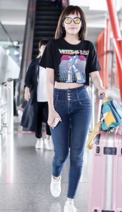 焦恩俊女儿都这么大了，穿露脐装又酷又辣，简直和爸爸一个模子刻出来的