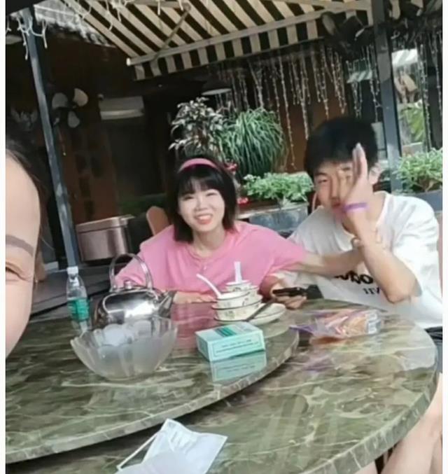 |孙海洋一家游玩，吃饱喝足啃完羊腿的卓宝回家，好幸福啊