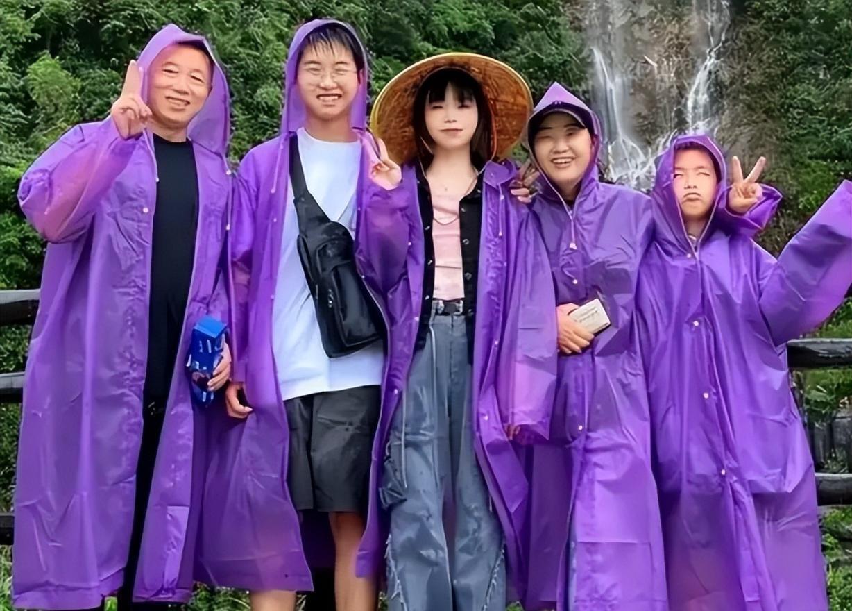 孙悦|孙悦举办签售会，全家到场唯独不见孙卓，卓妈的语气疑似在催婚