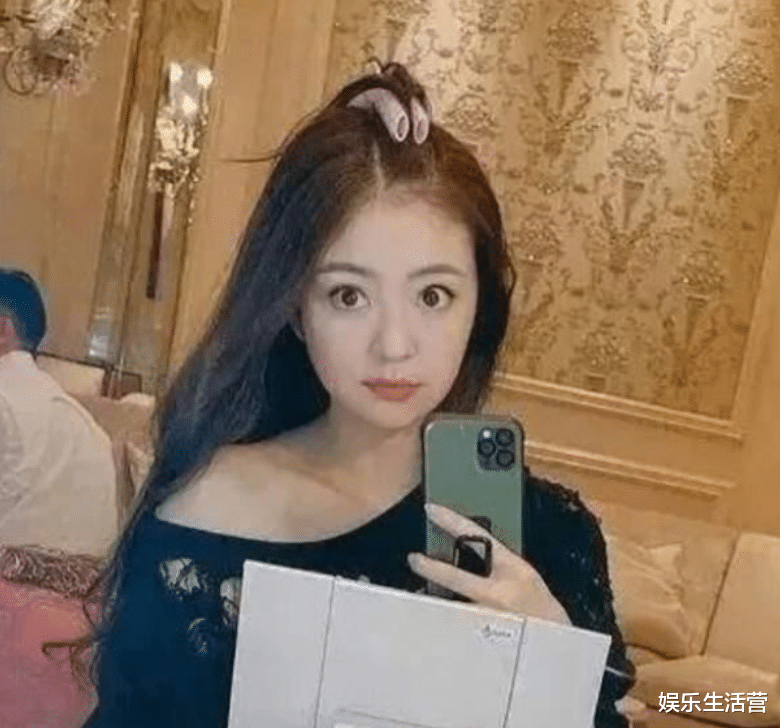 肖战|安以轩为老公复出赚钱,浓妆露肩晒自拍,眼神空洞无光,灵气不再