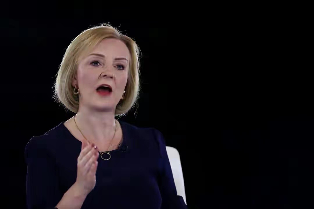 穿衣搭配|英国最年轻女首相火了！刚上任就被夸，颜值高穿衣美成小“铁娘子”