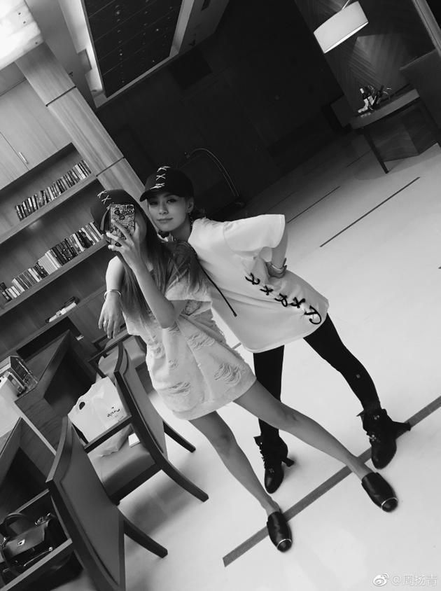 苍兰诀|阿娇与周扬青友情真好，互相依偎合照像姐妹