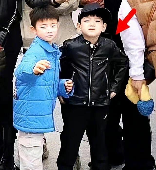 陈妍希|陈妍希带孩子出游，儿子正面照被好友曝光，打扮酷帅似缩小版陈晓