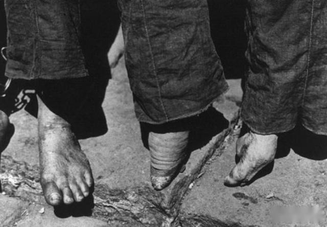 经典|「幼态脸」横扫翻拍的经典神剧，我们正经历一场全社会审美滑坡