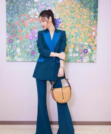 霍建华|林心如霍建华为林爸爸办生日宴,心如搂神秘帅哥讲话,双方父母同台