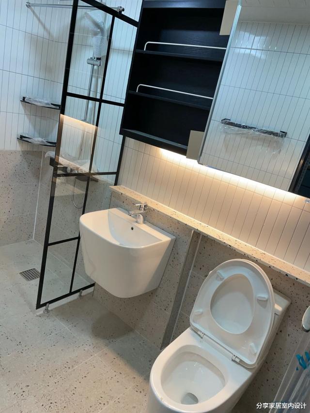 看她家精装房,还没布置家具就很漂亮,无主灯的设计特别抢眼!