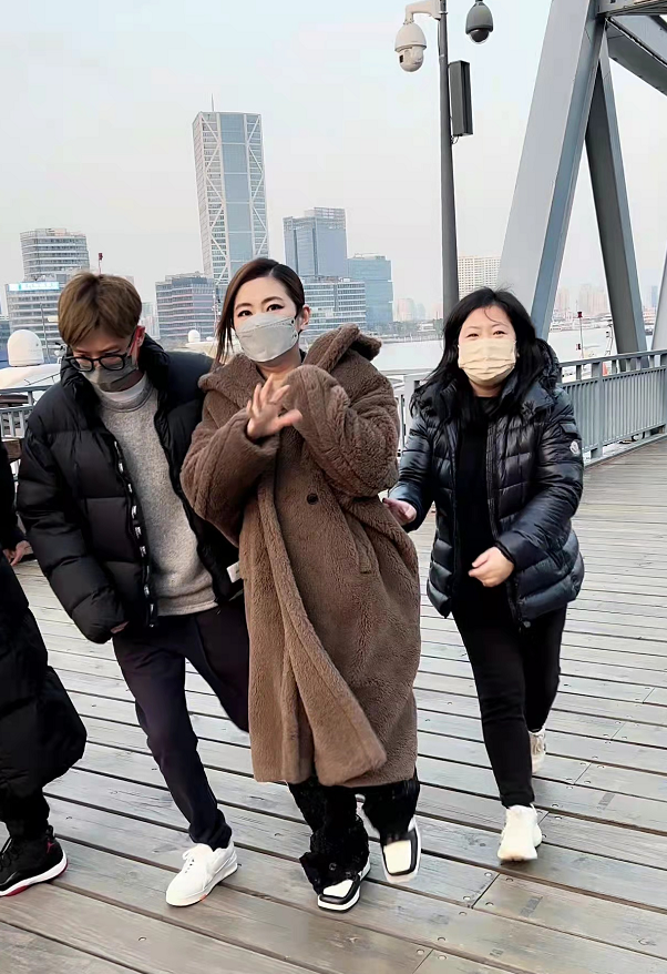 Selina|Selina拿冰墩墩走红毯！穿西装藏不住大妈身材快胖成球，苍老好多