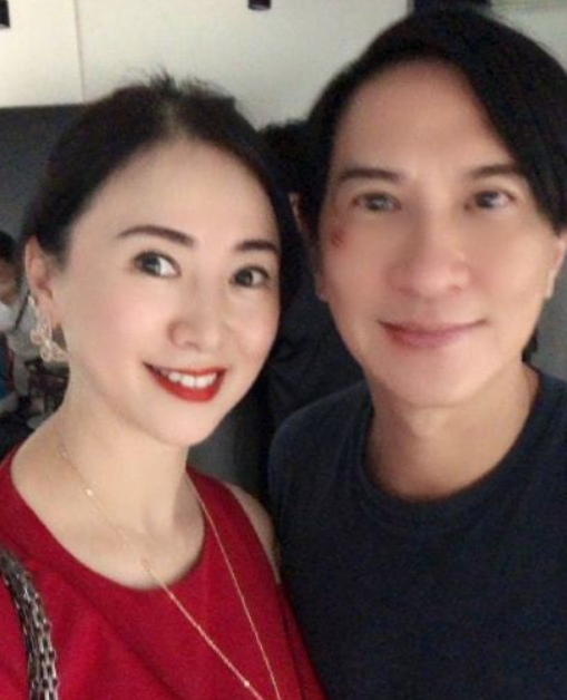 张家辉|54岁张家辉罕见公开露面!顶着锅盖头显年轻,穿花衬衫眼神霸气