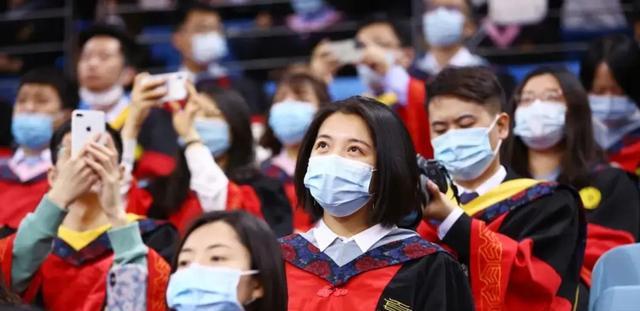 西装|北大硕士求职遇冷,新985学历鄙视链出现,细看原因很现实