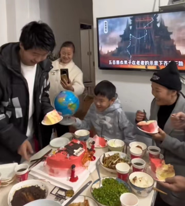 孙卓|孙卓庆祝19岁生日，卓妈“感慨颇多”，评论区被“歪嘴”刷屏