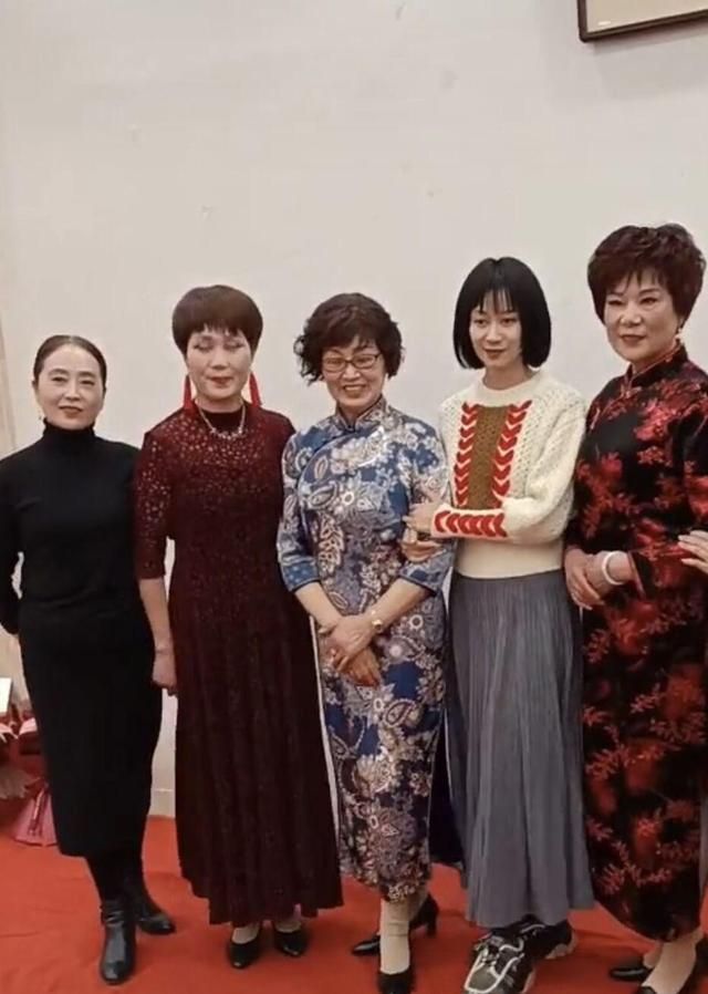 倪虹洁剪短发就算了，还留齐刘海，终于明白什么叫发型决定气质