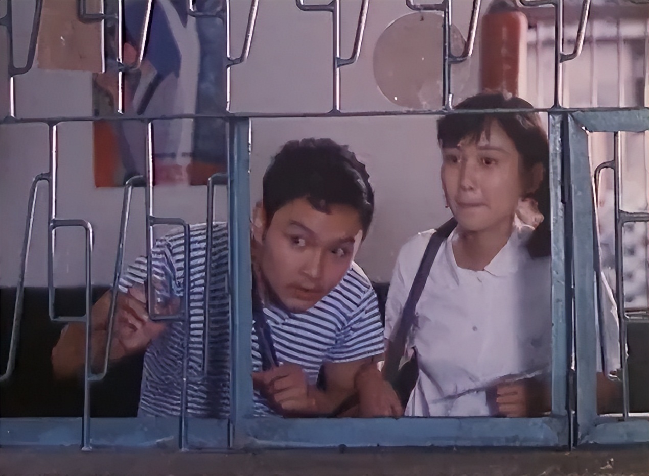 欧阳奋强|演员欧阳奋强：23岁爆红，娶初恋却悲痛丧子，风光背后有眼泪