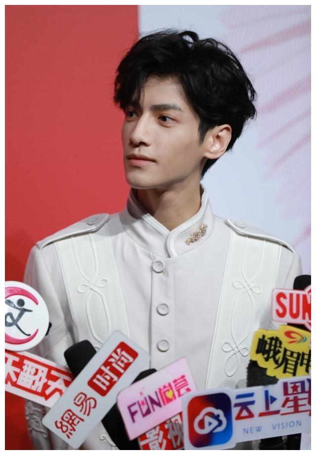 白梦妍|罗云熙、白鹿《长月烬明》发海报,“旷世仙魔恋”开播还会远吗?