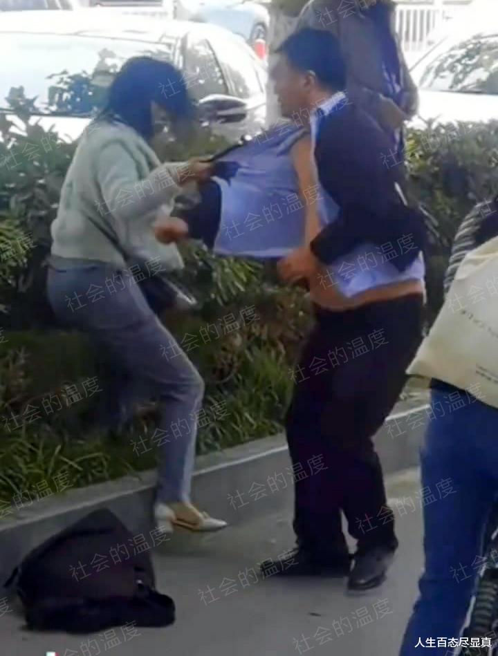女子发现500元私房钱,当街将丈夫撕成赤膊:是不是拿去养狐狸精