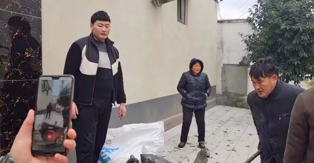 离谱!村民建议大衣哥儿子竞选村长,网友:是村里没有人才了吗?