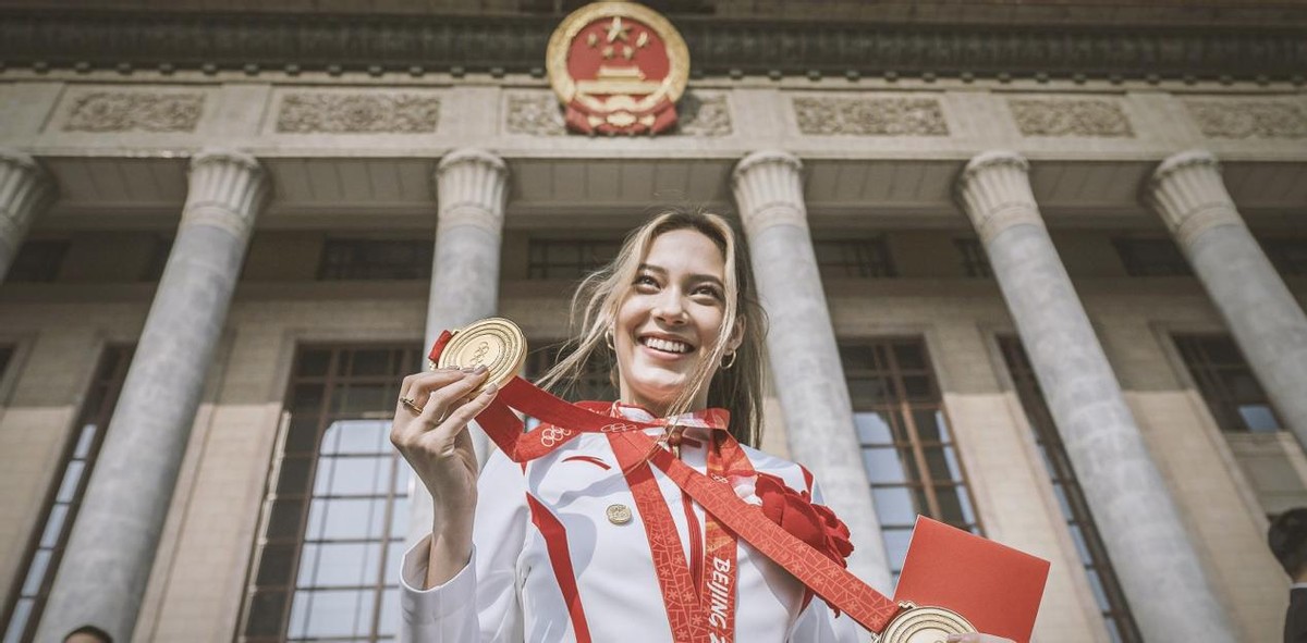 谷爱凌|谷爱凌上新闻联播，合影同龄人显成熟！吃6块馅饼庆祝，真吃货