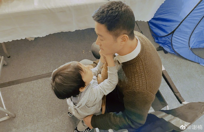 吴京|吴京8岁儿子穿着秋衣下厨,做完菜帮妈妈洗锅,谢楠开心晒图夸赞