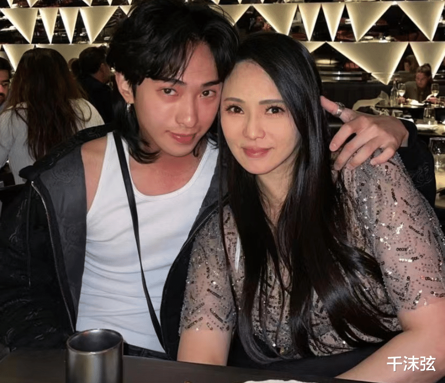 伊能静|伊能静与儿子团聚！二人饮酒后脸发红，20岁哈利越长越像庾澄庆