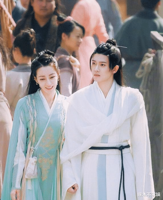 请君|任嘉伦《请君》挑战背头造型，片场生图太带感，之前也曾挑战过