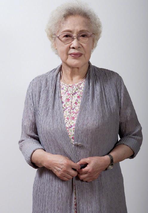 秦怡|传奇女演员秦怡辞世,牛犇祝希娟等人悼念:还欠老师一顿荠菜馄饨