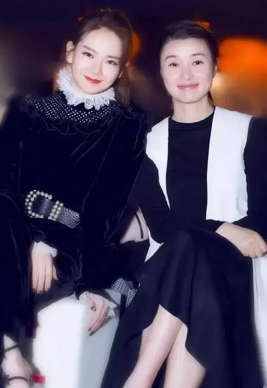 黑木耳 戚薇和吴越同穿黑白配，一个时髦一个老气，相差13岁却像两辈人