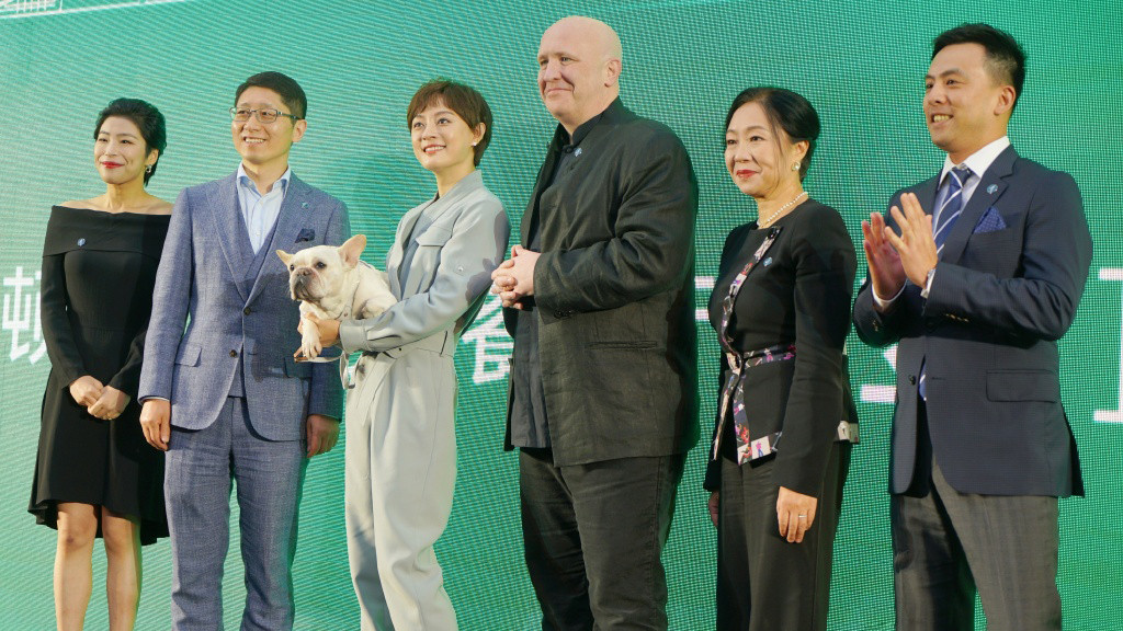 连体裤|孙俪成内卷第一人！穿连体裤为品牌站台，牵哈巴狗上班娱乐圈第一个