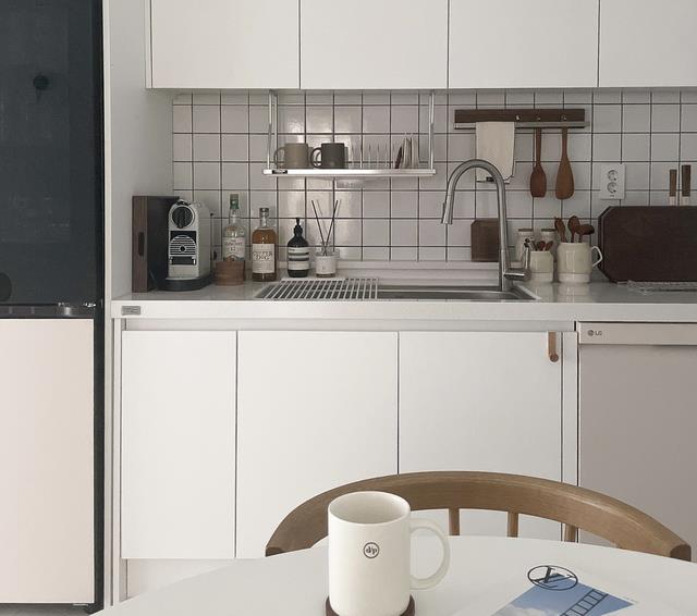 89㎡新房装修没有父母的参与,坚持灰白系搭配,把极简风发挥极致