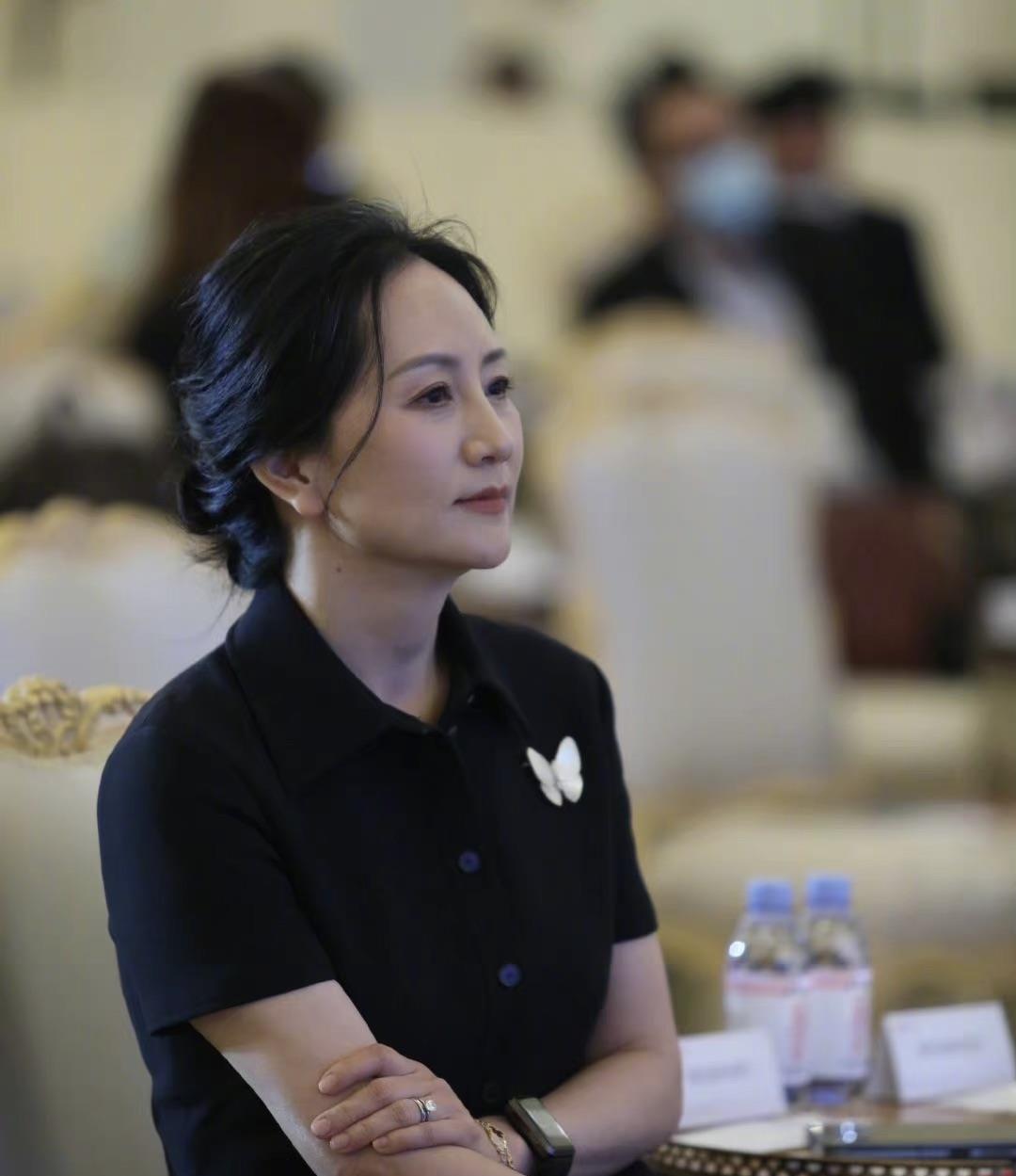 穿衣搭配|孟晚舟用“东方气质”把休闲裙穿火了！时尚优雅，打破刻板通勤风