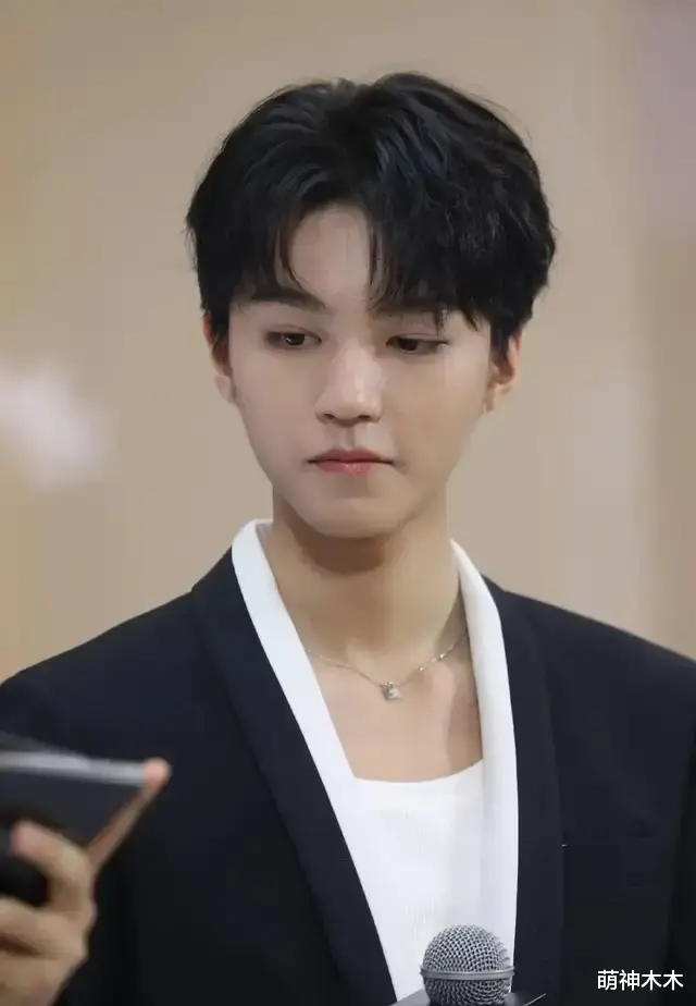 生图|当红男星生图：杨洋抬头纹，易烊千玺戴假发，蔡徐坤肖战皮肤好