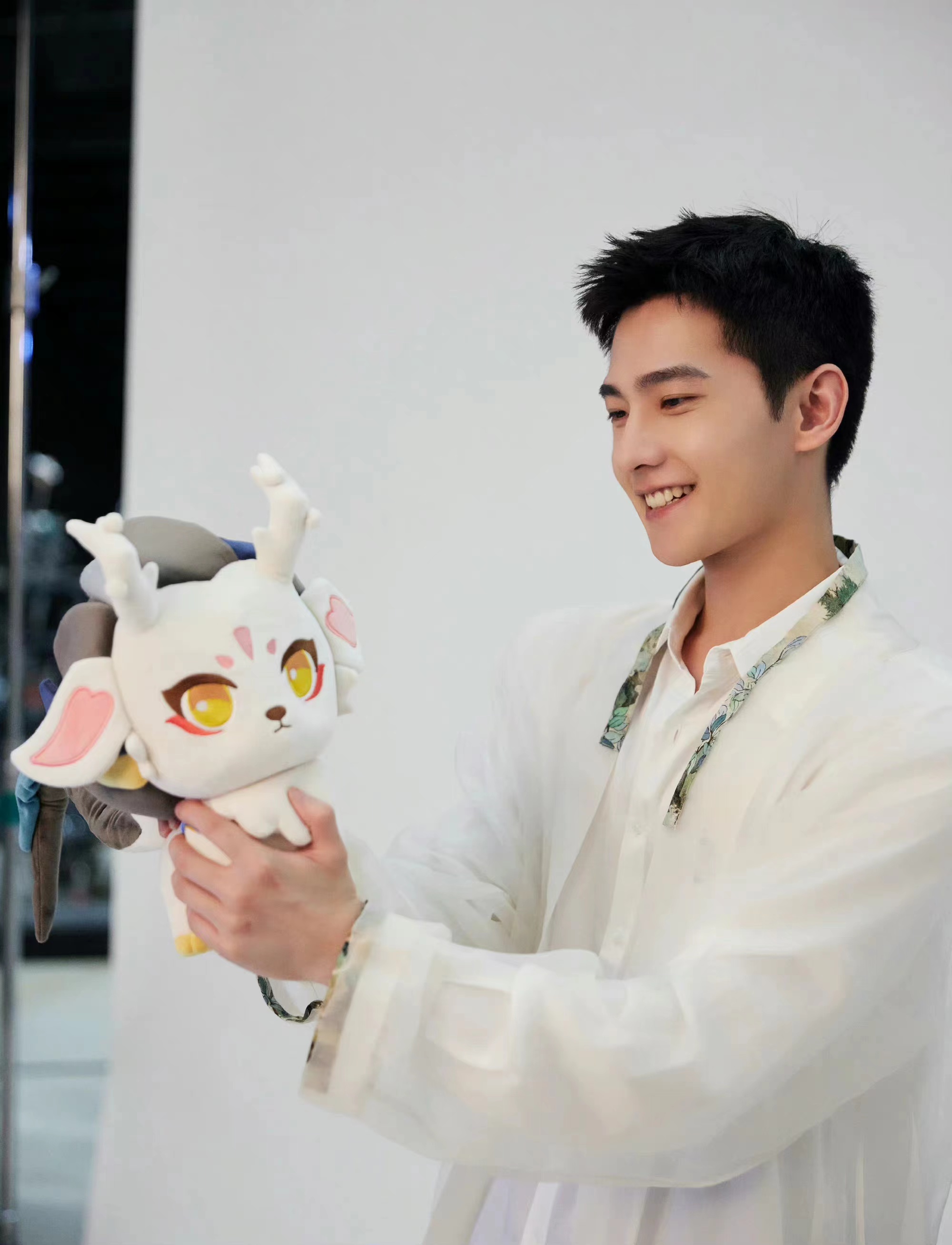 杨洋|杨洋国庆假期plog，一起和白色衬衫少年抓住夏天的尾巴