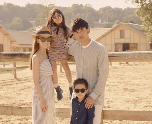 周杰伦|周杰伦健身不忘晒女儿照片,宛若人鱼公主,网友:生娃比出新歌快