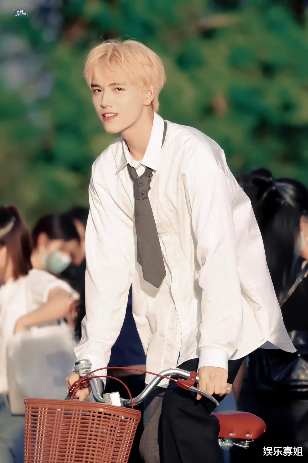 陈飞宇|陈飞宇曾帮考生粉丝怼记者,男友力爆棚,期待成为顶流的那天