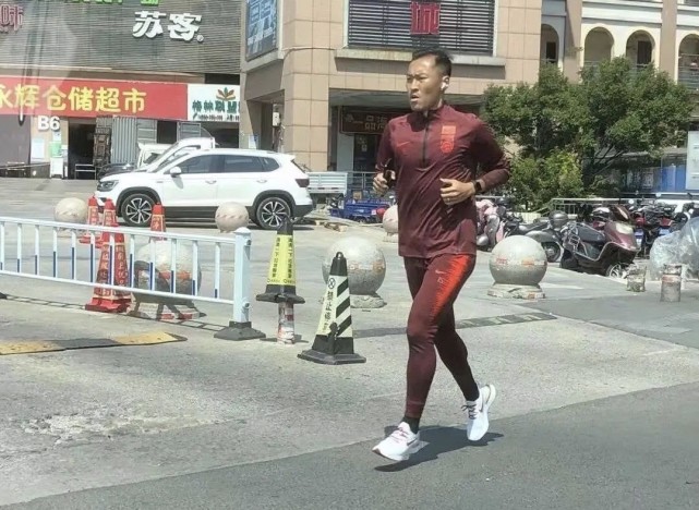 吴曦|自律！33岁国足队长街头顶着烈日跑步！仍穿国家队训练服，网友盛赞