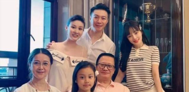 李小璐|央视知名主持人再次发声,否认与李小璐交往,网友恶评“做头发”