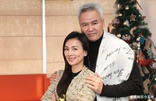 张庭|张庭老公卷土重来：穿红衣最新露面，仍旧在为自家产品做宣传