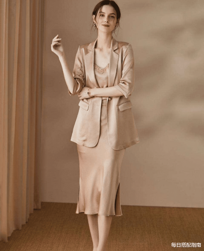 入秋后火了一种上衣,叫“杏衫”,气质百搭还显白,谁穿谁好看