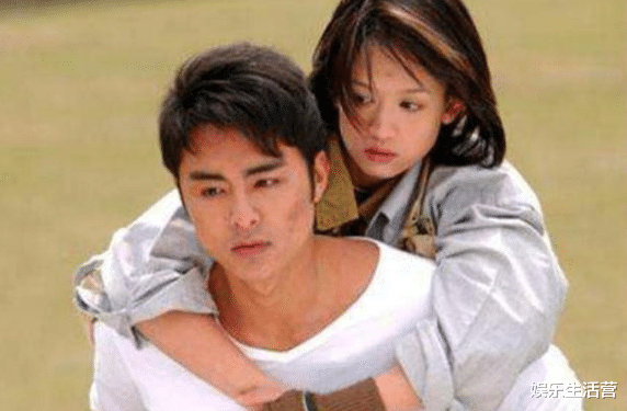 散粉 陈乔恩男友视角照,素颜出镜像换了张脸,减肥过度被质疑整容